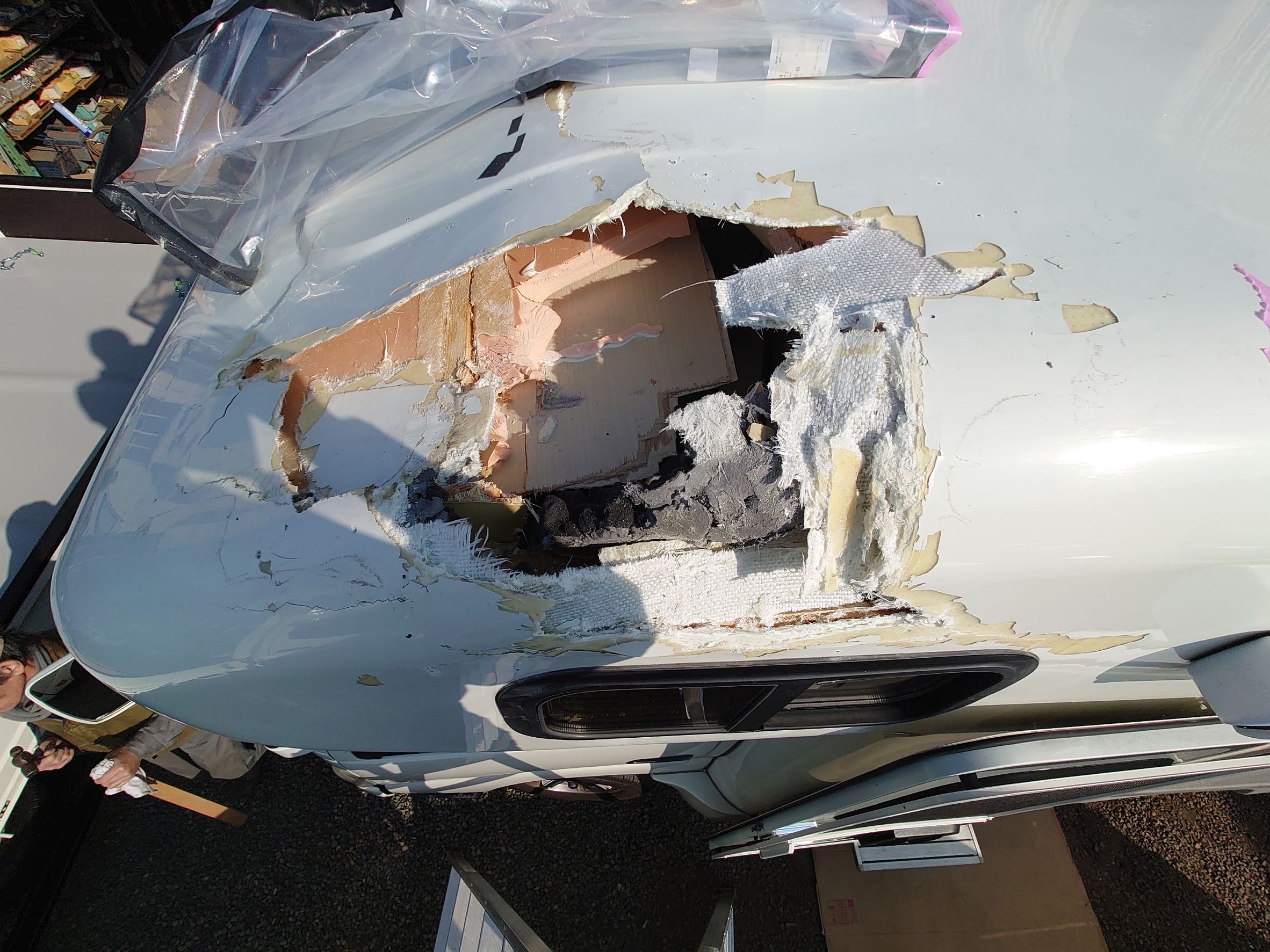 キャンピングカー 大破 修理前 外装