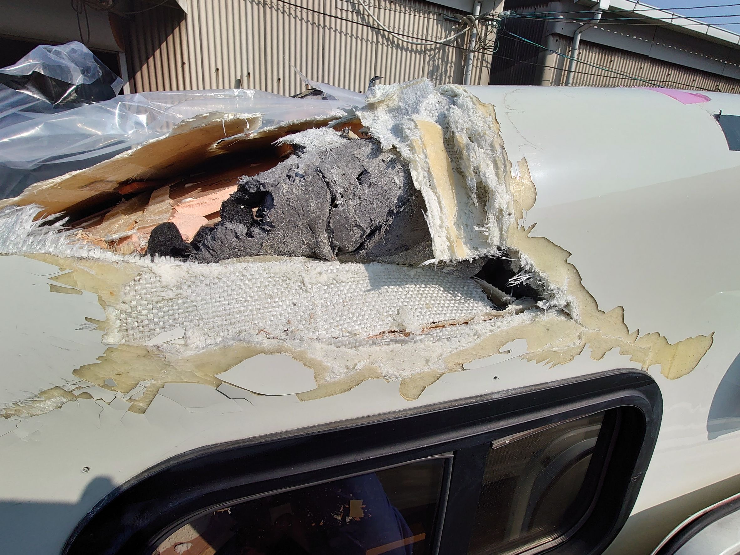 キャンピングカー 内部構造 損傷