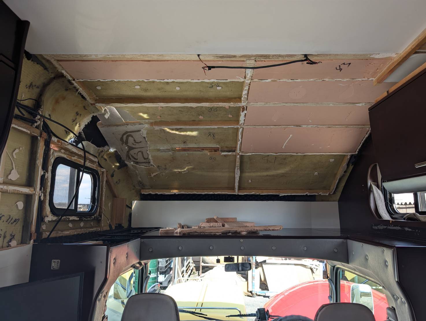 キャンピングカー 内装 天井 解体